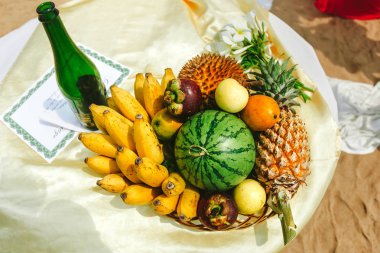 Taze tropikal meyve sepeti plaj. Çeşitli tropikal meyve, muz, ananas vs ananas, karpuz, mango ve guava.