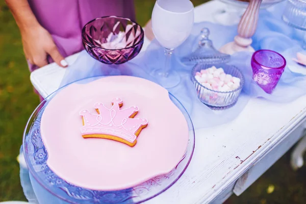 Розовое печенье в форме короны на розовой тарелке. Свадебное оформление — стоковое фото