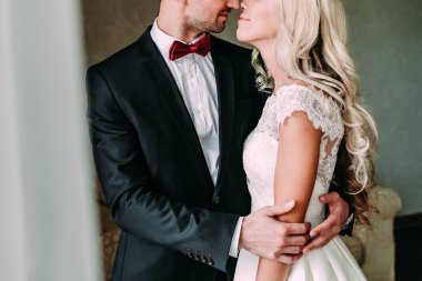 Bir an önce gülümseyen yeni evliler arasında bir öpücük. Düğün