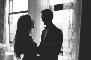 Onların düğün günü damat ve gelinin ilk toplantının dakika. Siyah ve beyaz fotoğraf