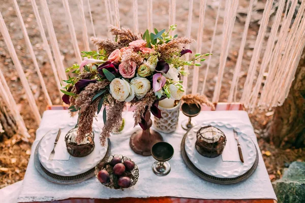 A composição de diferentes flores de pé sobre a mesa servida na área da festa de casamento. Arranjo floral . — Fotografia de Stock