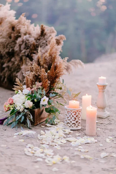 Decoração floral do casamento original na forma de mini- buquês de flores e velas para cerimônia — Fotografia de Stock