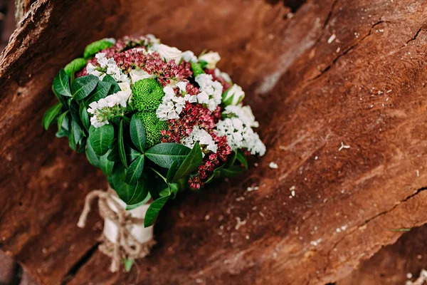 Bouquet de mariage rustique sur fond en bois — Photo