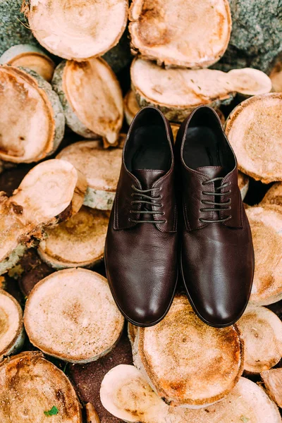 Brown shoes of groom on a wooden background. Mens accessories. — Stock Photo, Image