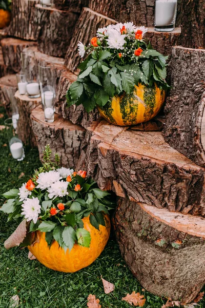 Hermosa boda decoración otoño boda en colores naranjas. Calabazas, flores y velas —  Fotos de Stock