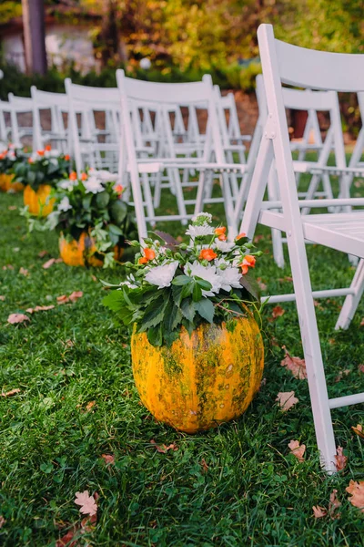 装饰用秋天的南瓜和鲜花的婚礼 — 图库照片