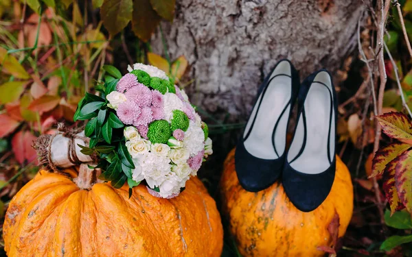 Zapatos de novia y ramo con calabazas de otoño. Decoraciones de boda —  Fotos de Stock