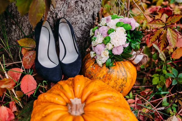 Una foto de calabazas y ramo de bodas que yacen cerca de los zapatos de novia. Decoración de boda —  Fotos de Stock