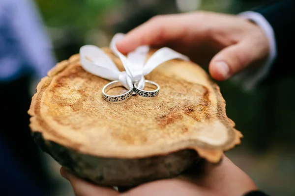 結婚式の白いリボンと包帯を切る木の上の銀の指輪 — ストック写真