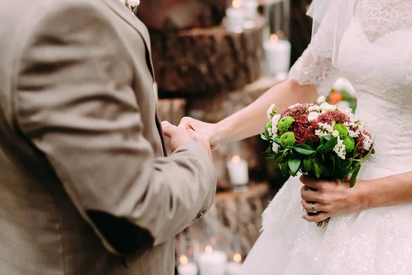 Panna młoda i pan młody, trzymając się za ręce podczas ceremonii ślubnej. Odkryty — Zdjęcie stockowe
