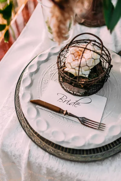 Tabeli serwowane w stylu rustykalnym na obiad ślub. Suknie ślubne tabeli na świeżym powietrzu. Sztućce — Zdjęcie stockowe