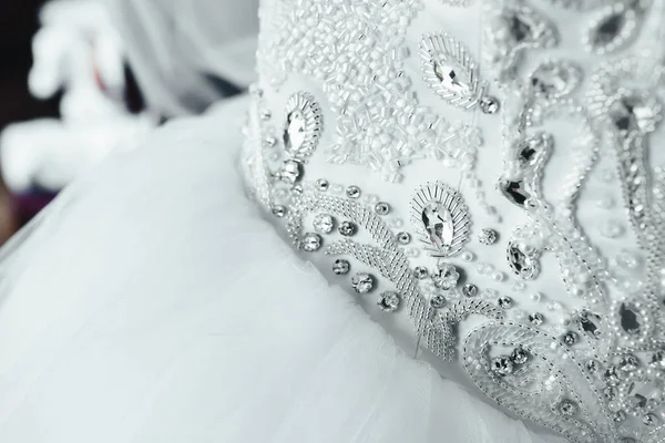 Parte do vestido de noiva branco com strass brilhantes. A cintura da noiva. Corpete de casamento. Close-up — Fotografia de Stock