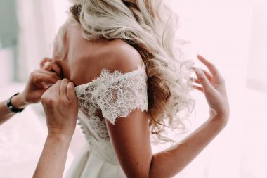 Gelinin nedimesi gelinlik gelin törenden önce tutturmak yardımcı olur. Düğün kavramı