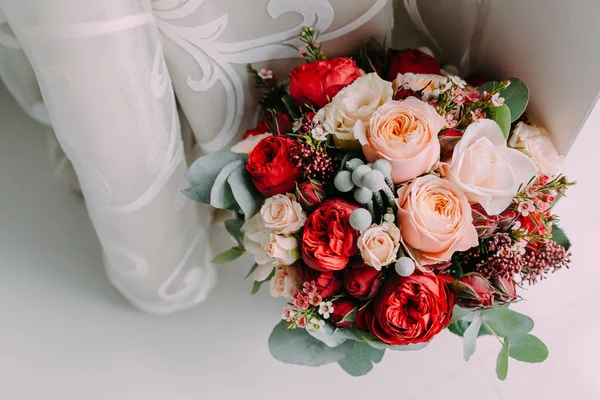 Kırmızı çiçek, pembe çiçek ve yeşillik stand pencerenin yanındaki güzel düğün buket