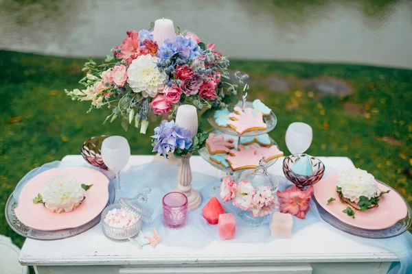 Svatební dekorace ve stylu boho, aranžmá, zdobené tabulka v zahradě. Sváteční stůl pro dva — Stock fotografie
