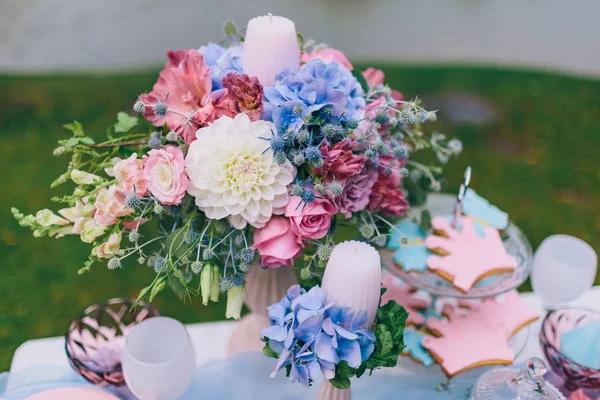 Свадебное оформление в стиле бохо, цветочная композиция, украшенный стол в саду. Свадебный букет — стоковое фото