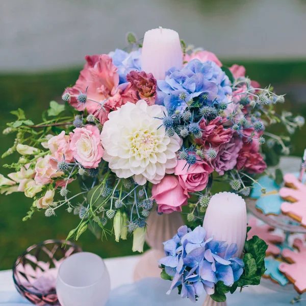 Decoração de casamento no estilo de boho, arranjo floral, mesa decorada no jardim. Buquê de noiva — Fotografia de Stock