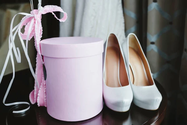 Sapatos de noiva elegância e caixa de presente rosa com fitas — Fotografia de Stock