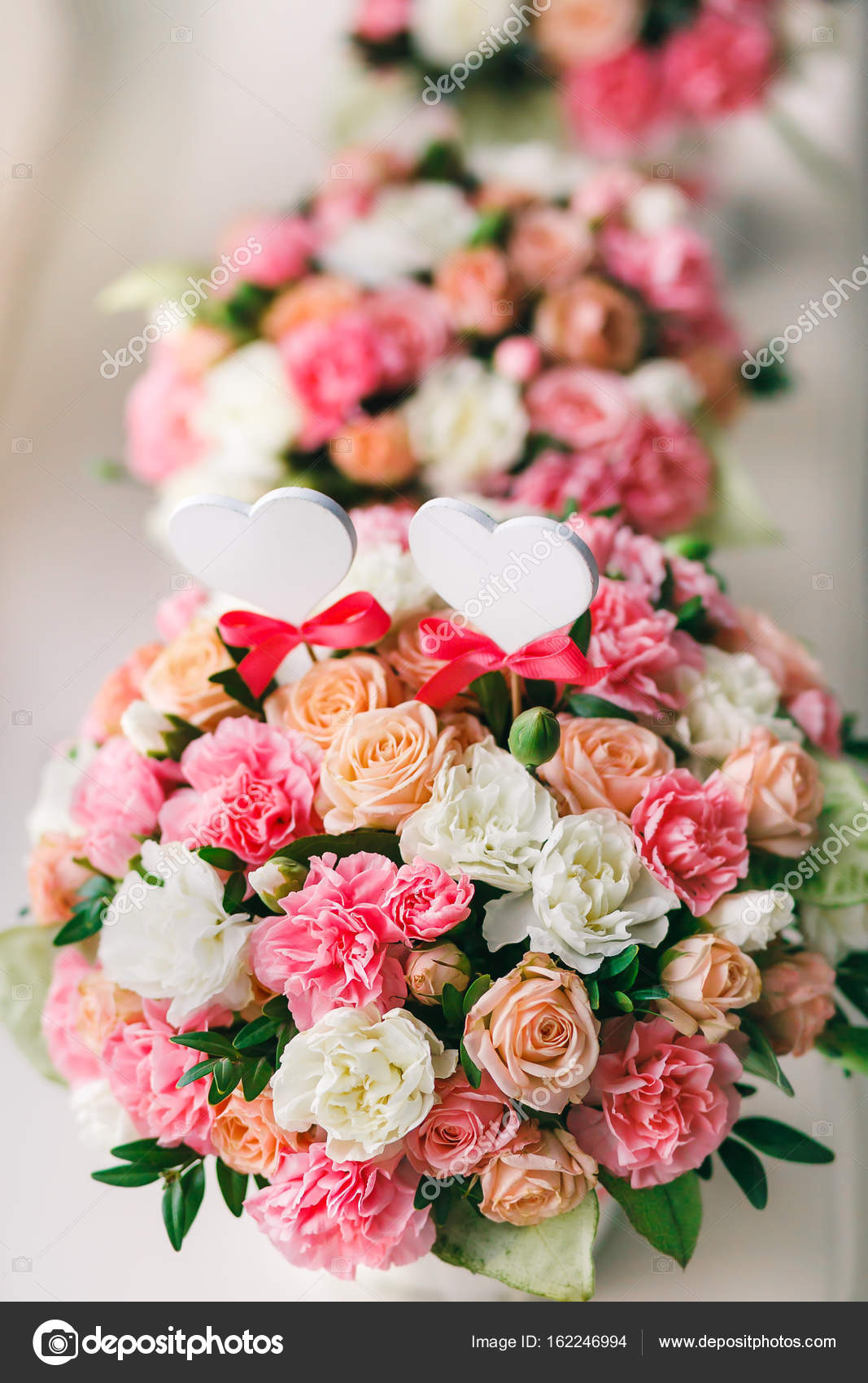 Arreglo floral de rosas blancas y rosadas en el alféizar de la ventana.  Ceremonia de boda: fotografía de stock © stahov #162246994 | Depositphotos