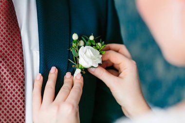 Düğün. Ceket damat yaka çiçeği sabitleme gelinler eller yukarı kapatın