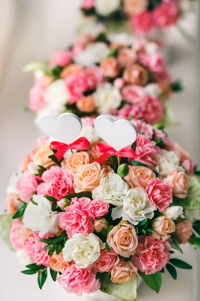 Aranžování květin bílé a růžové růže na okenním parapetu. Svatební obřad — Stock fotografie