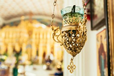 Ortodoks simgesi lamba. Kilise özniteliği. Lampstand kilise. Hıristiyanlık ve inanç. Dini tapınak. Dua ve kefaret. Kilisenin içi. Ortodoks ve Katolik.