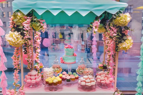 Candy Bar. Delicioso buffet doce com cupcakes e bolo de casamento. Buffet de férias doces com marshmallows e outras sobremesas . — Fotografia de Stock