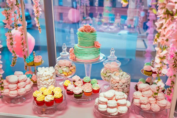 Cukorkát. Finom édes büfé cupcakes és esküvői torta. Édes ünnep büfé marshmallows és egyéb desszertek. — Stock Fotó