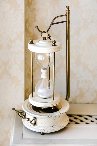 ビンテージもの。古いスタイルの木製砂時計。インテリアのアイデア。時間の概念 — ストック写真