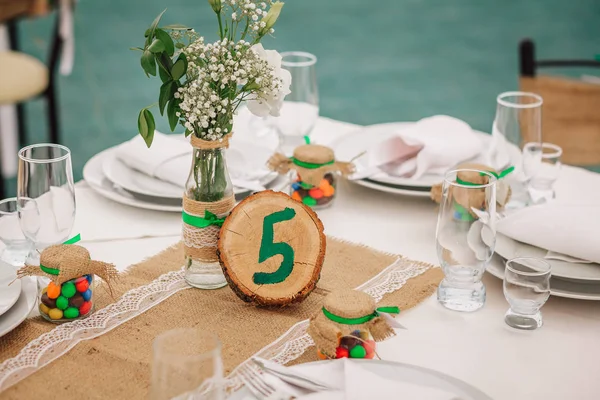 Decoraties gemaakt van hout en wilde bloemen geserveerd op de feestelijke tafel. Trouwdag — Stockfoto