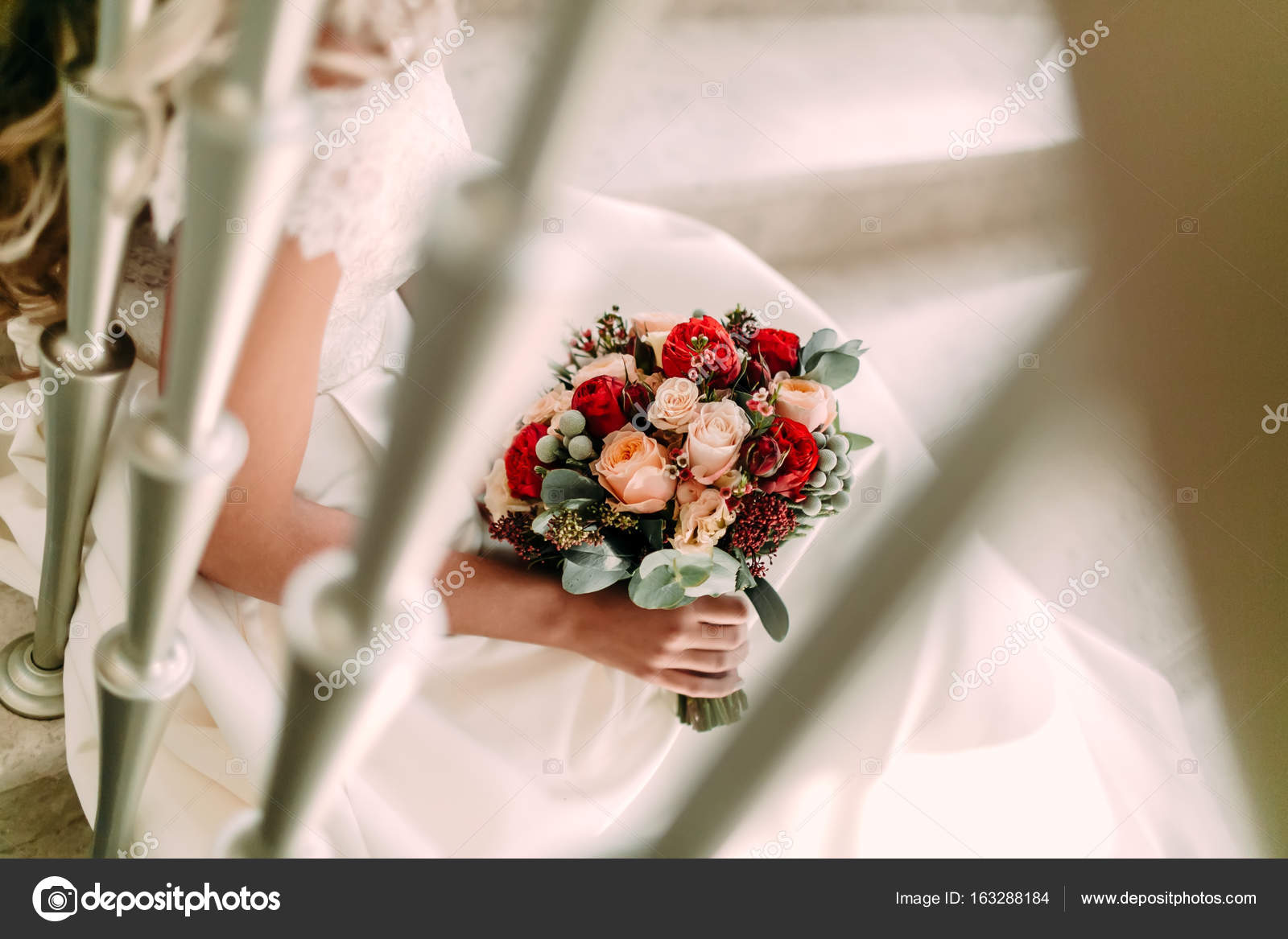 Hermoso ramo de novia con rosas blancas y melocotones, peonías rojas y  otras flores. Mañana de