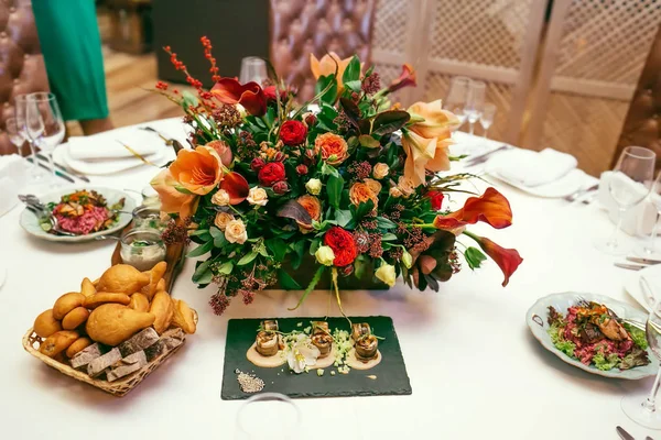 Élégante décoration de banquet de mariage. Décor de table avec des fleurs . — Photo