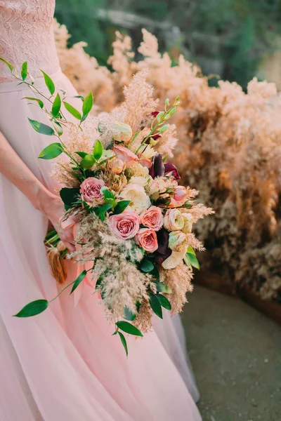 Uma noiva possui buquê de casamento rústico composto por diferentes flores. Decoração Artwork — Fotografia de Stock