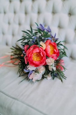 Beyaz gül ve lüks krem Divan Kızıl peonies rustik düğün buketi. Yakın çekim.