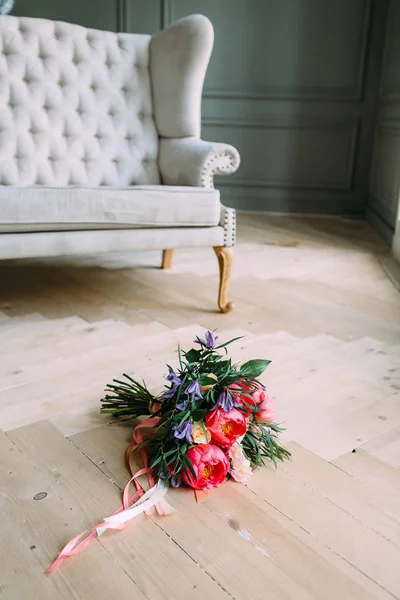 Ramo de boda rústico con rosas blancas, peonías carmesí y verdes en un piso de madera . —  Fotos de Stock