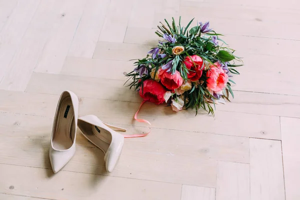 Rustik düğün buketi beyaz gül, Kızıl peonies ve bir ahşap zemin üzerinde ayakkabı ile. Yakın çekim. — Stok fotoğraf