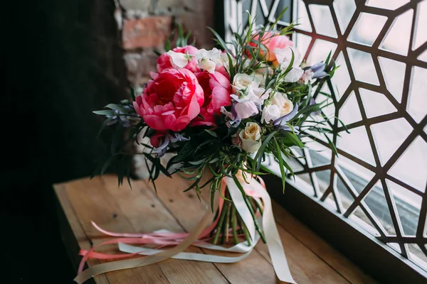 Rustika bröllop bukett med vita rosor och crimson pioner på en lyx prydnad fönster. Inomhus. — Stockfoto