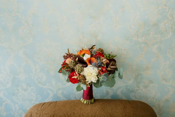 Arreglo floral para una fiesta de bodas. El ramo de rosas rosadas, peonías rojas y otras flores sobre fondo de pared azul. Boda. Obra de arte —  Fotos de Stock