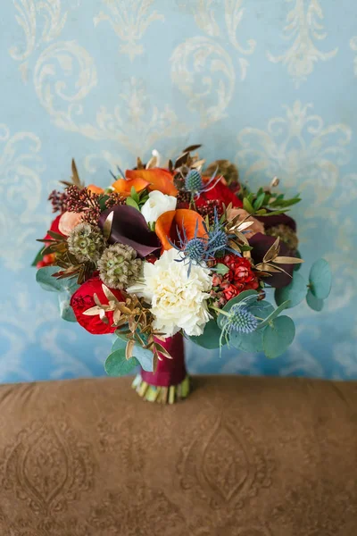 Arranjo de flores para uma festa de casamento. O buquê de flores no fundo da parede azul. Casamento. Obra de arte — Fotografia de Stock