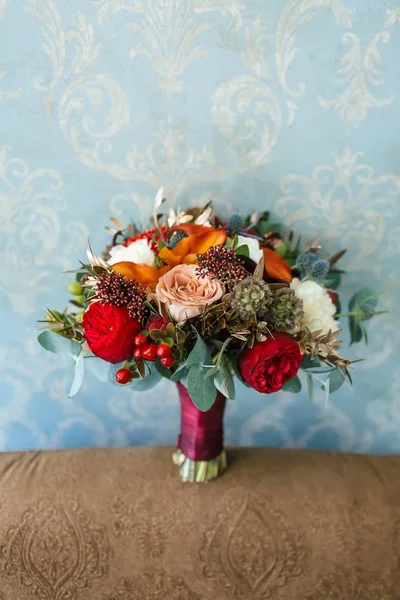 Blomsterarrangemang för en bröllopsfest. Bukett med rosa rosor, röda pioner och andra blommor. Bröllop. Konstverk — Stockfoto