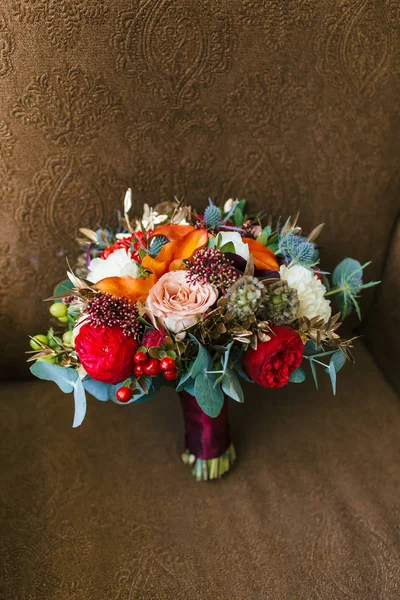 为婚礼聚会安排鲜花。粉红色的玫瑰、红色的牡丹和其他的花的花束。婚礼。艺术品 — 图库照片