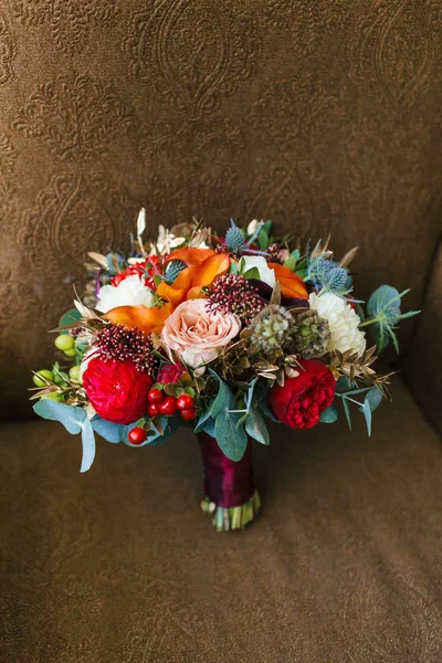 Arreglo floral para una fiesta de bodas. El ramo de rosas rosadas, peonías rojas y otras flores. Boda. Obra de arte — Foto de Stock