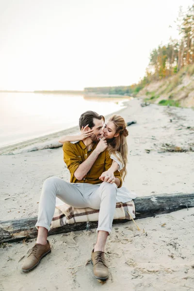 Genç bir çift sahilde sarılıyor. Güzel kız sevgilisini arkadan kucaklamak. Düğün yürüyüş. Bir yeni evliler birbirlerine benziyor. Sanat