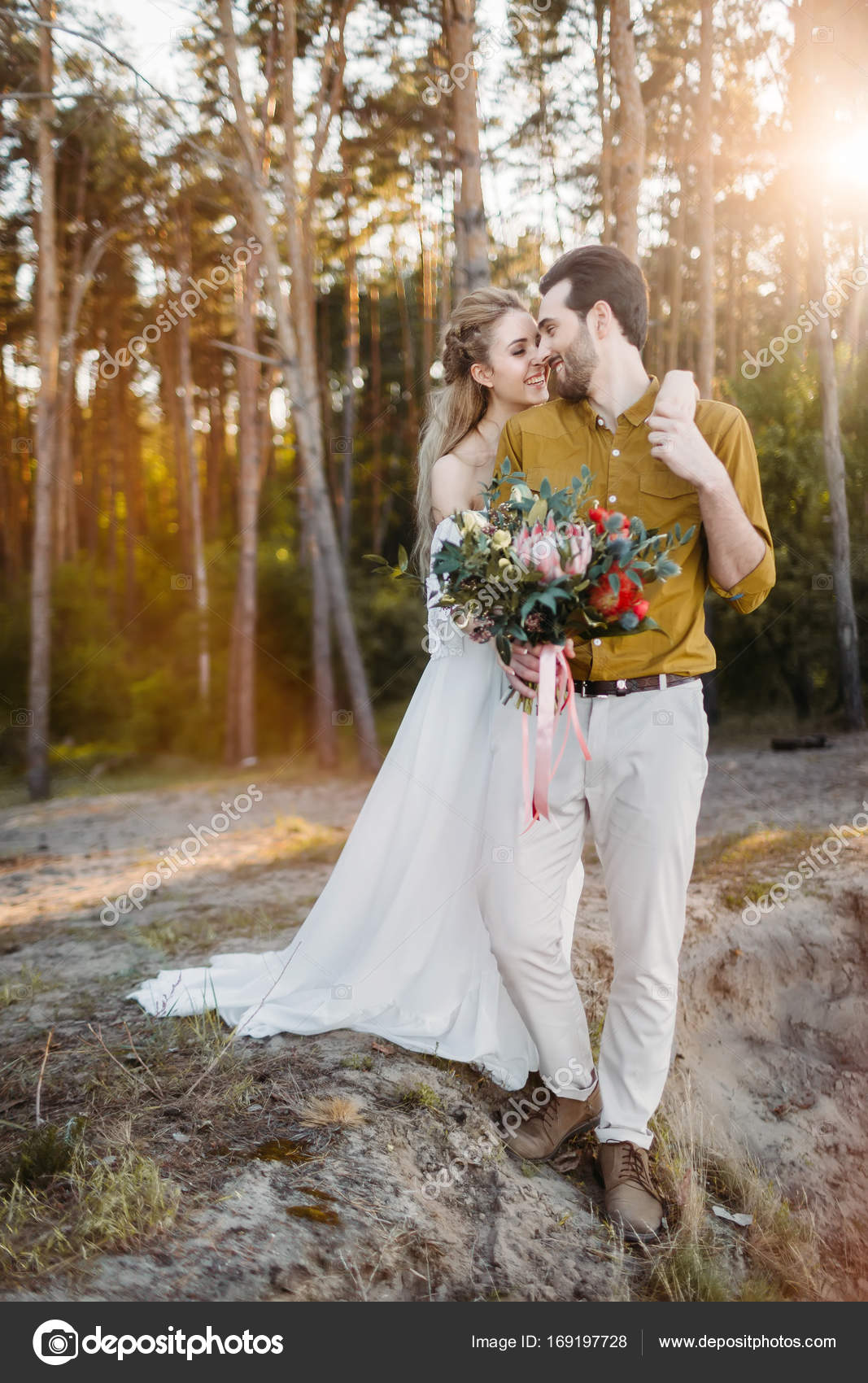 Hermosa novia abraza a su novio por el hombro. Paseo nupcial en un bosque.  Un recién, image size:1067x1700