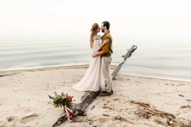 Güzel bir çift deniz arka plan üzerinde benimsemiş. An önce öpücük. Sahilde romantik tarih. Düğün. Sanat