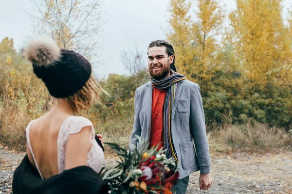 Primera reunión de novios. El novio va con la novia. Ceremonia de boda de otoño al aire libre. Obra de arte Fotos De Stock