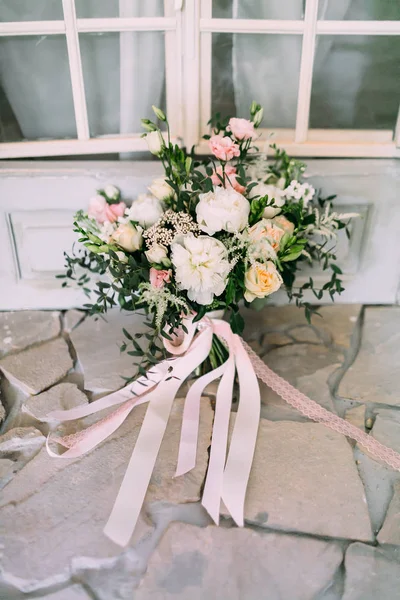 Ramo de boda rústico con rosas cremosas, claveles blancos y eustoma en el suelo. Primer plano . — Foto de Stock