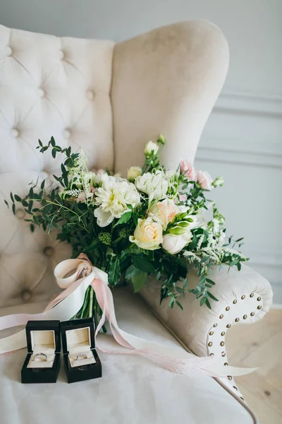 Bouquet de mariage rustique et anneaux dans la boîte noire sur un canapé de luxe. À l'intérieur. Oeuvres — Photo