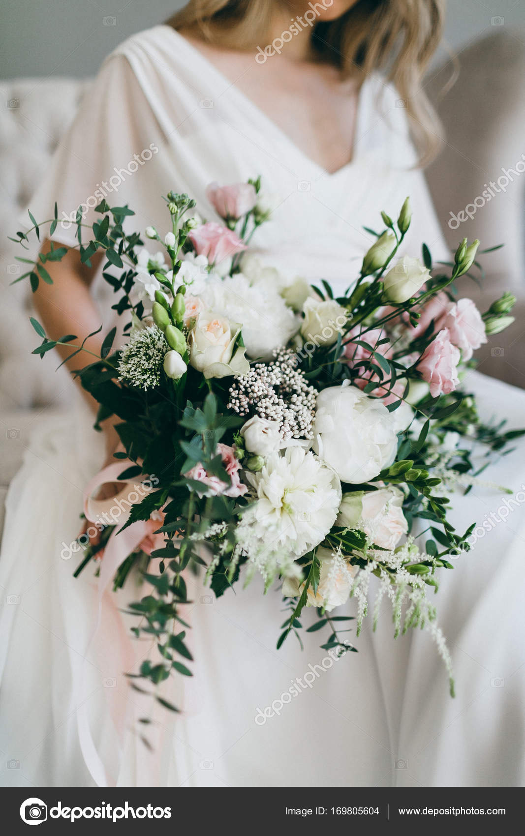 Magnifique Bouquet De Fleurs Blanches Et Roses Dans Les
