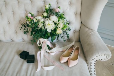 Buket düğün, Gelin Ayakkabıları ve siyah kasa yüzük lüks Divan pembe. Kapalı. Sanat